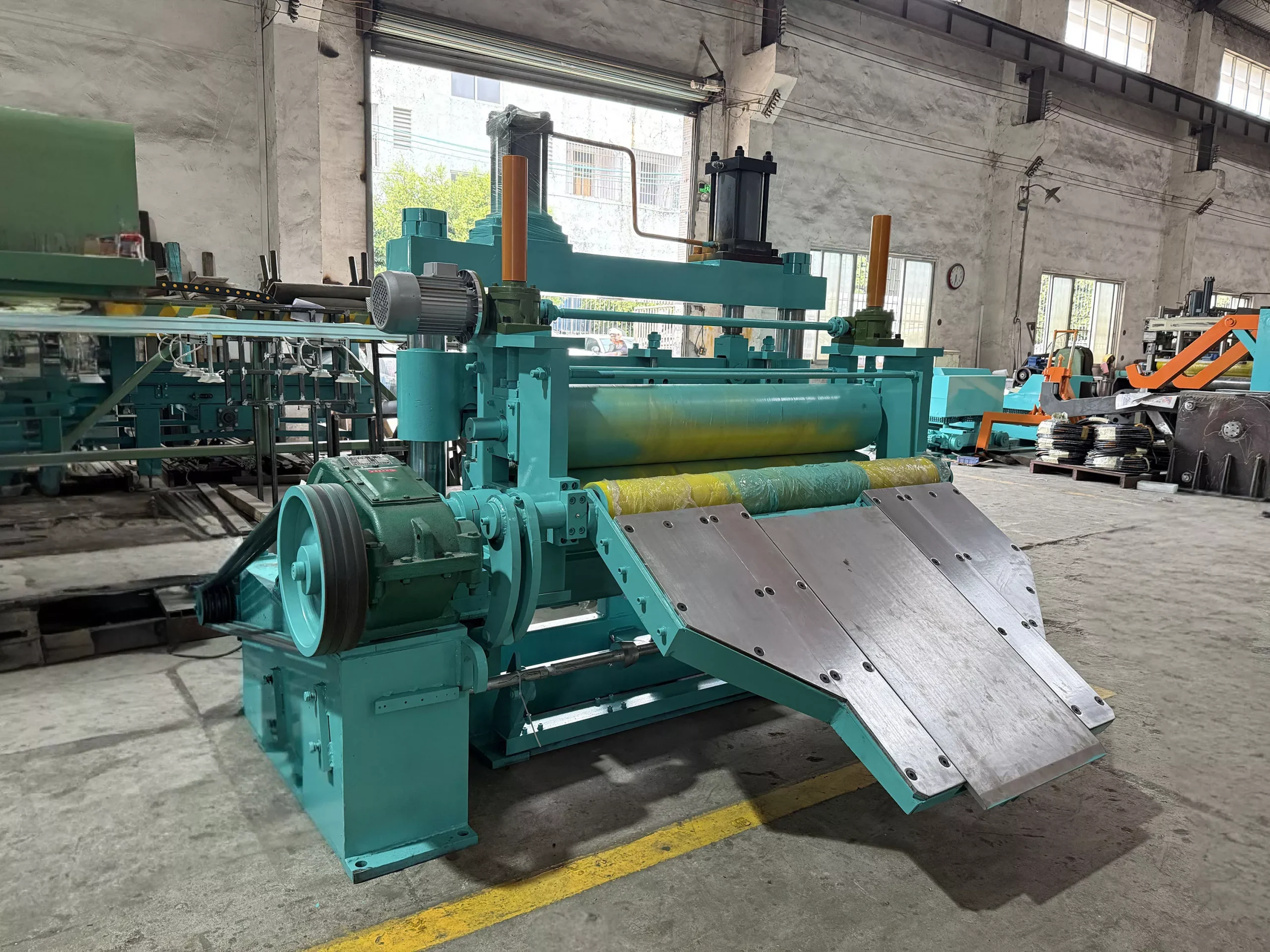 Shearing machine cuts metal sheets in straight lines, widely used in sheet metal and steel structure industries for precise and efficient cutting.