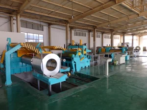 The slitting line cuts metal coils into narrow strips with high efficiency, precision, and automation. It enhances material utilization, ensures clean cuts, and enables continuous production.