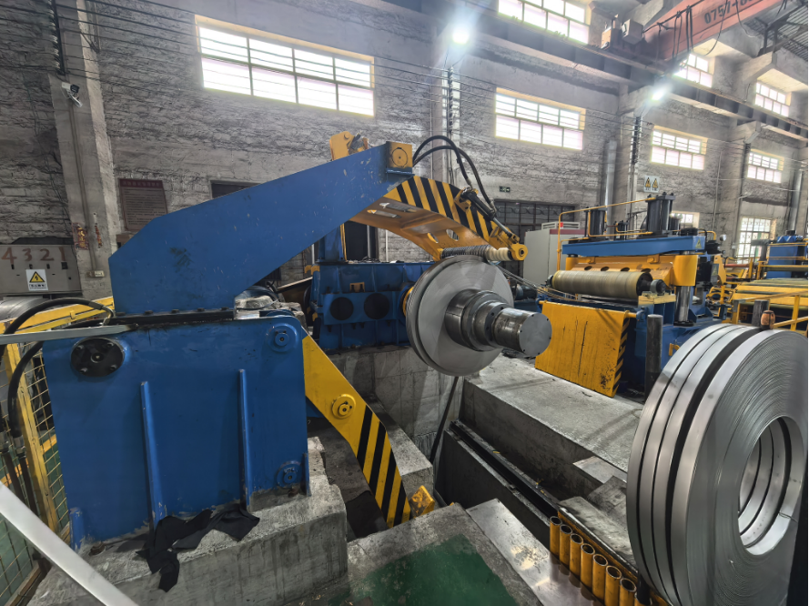 Heavy Gauge Cut To Length Line transforms thick steel coils into precision flat sheets (up to 1 inch thick) for shipbuilding, heavy machinery, and construction. Discover automated components, quality control, and industry applications.