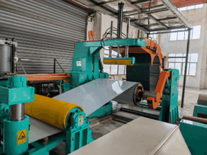 Longitudinal slitting: Cuts wide metal coils (e.g., steel strips, aluminum foil, copper strips) into multiple narrow strips.