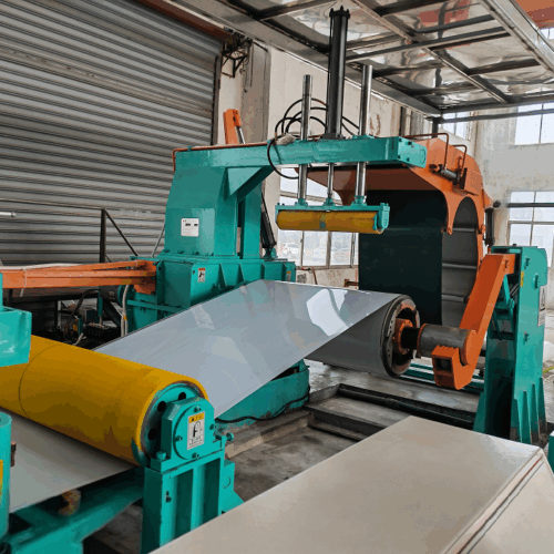 Longitudinal slitting: Cuts wide metal coils (e.g., steel strips, aluminum foil, copper strips) into multiple narrow strips.