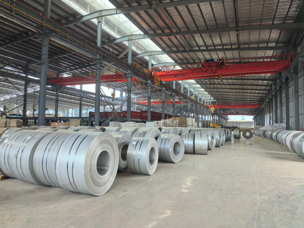 A metal slitting machine cuts wide metal coils into multiple narrow strips with precise width and smooth, burr-free edges. It is essential for preparing raw materials for subsequent stamping, forming, and other manufacturing processes in the metalworking industry.