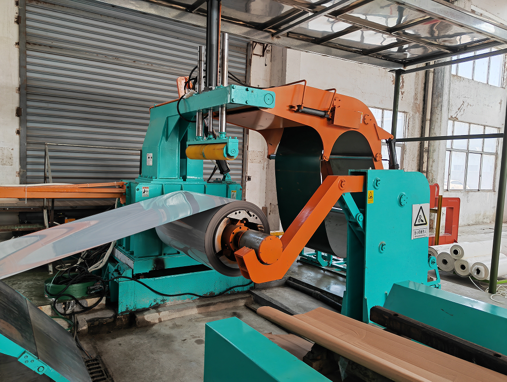 A metal slitting machine cuts wide metal coils into multiple narrow strips with precise width and smooth, burr-free edges. It is essential for preparing raw materials for subsequent stamping, forming, and other manufacturing processes in the metalworking industry.
