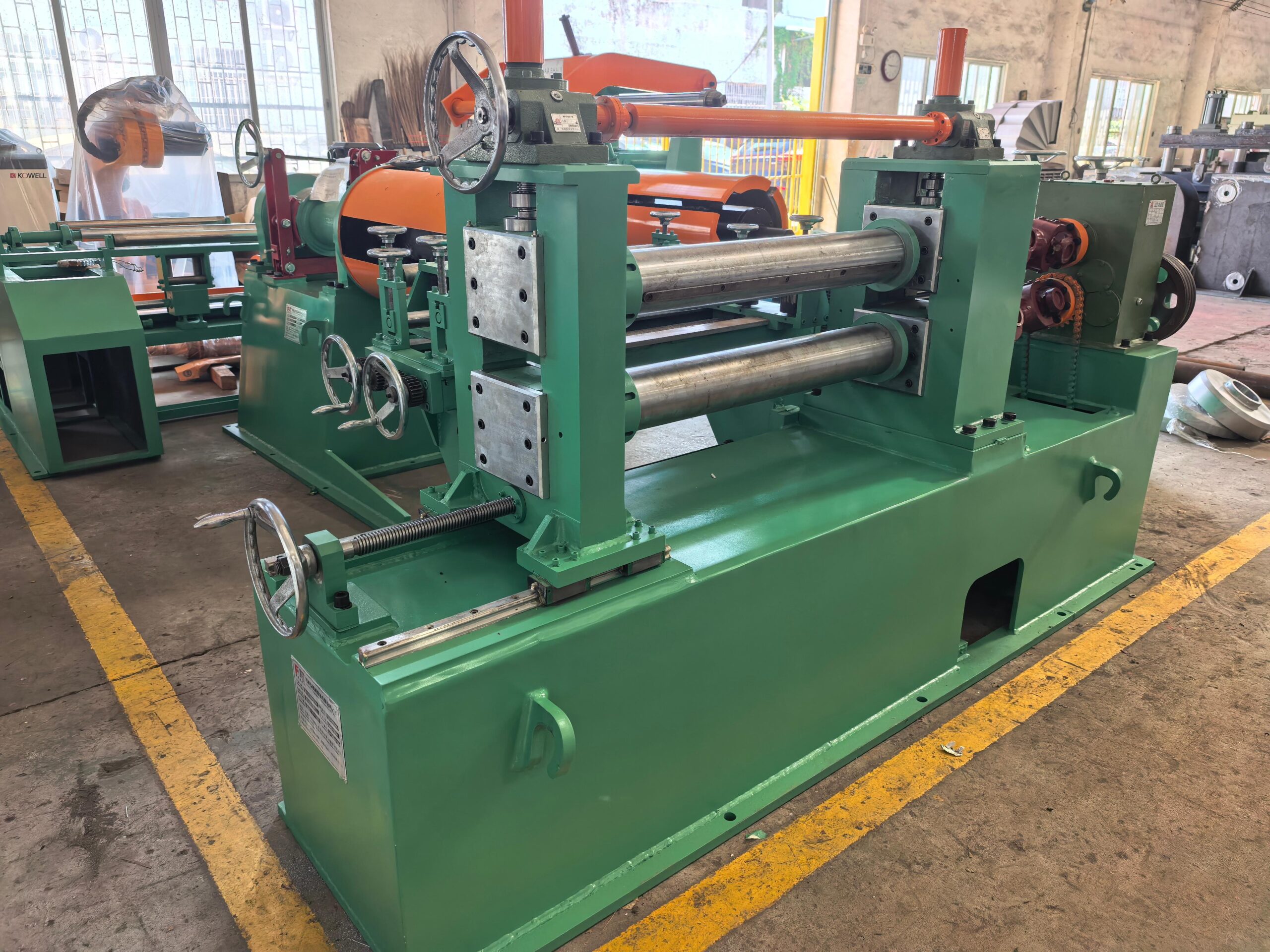 The Manual / Light-Duty Slitting Line adopts a pure mechanical design consisting of an uncoiler, main slitter, scrap winder, tension station, recoiler, and control system. Built without complex hydraulics, it offers low initial investment, simple maintenance, and a compact footprint, making it a highly cost-effective solution for light-gauge coil slitting.