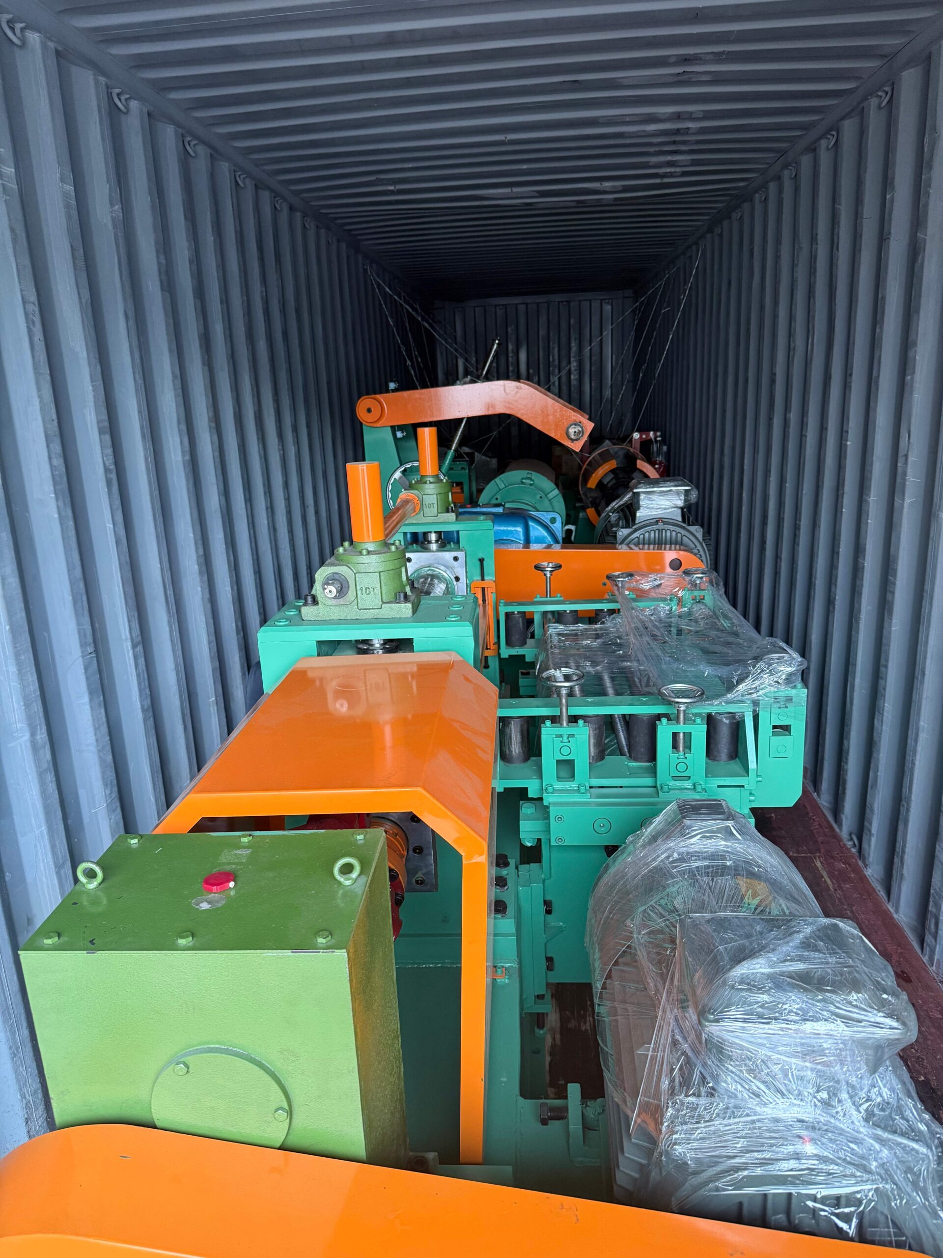 The Manual / Light-Duty Slitting Line adopts a pure mechanical design consisting of an uncoiler, main slitter, scrap winder, tension station, recoiler, and control system. Built without complex hydraulics, it offers low initial investment, simple maintenance, and a compact footprint, making it a highly cost-effective solution for light-gauge coil slitting.
